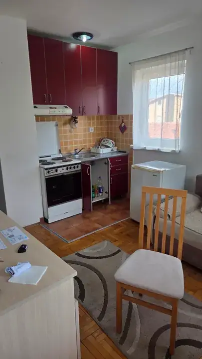 Kuhinja i sto pre raščišćavanja prostora