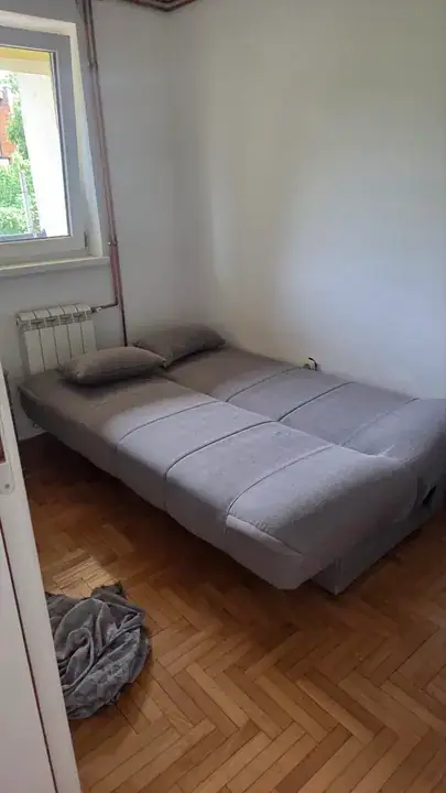 Spavaća soba pre odnošenja kreveta