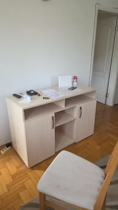 Manji komad nameštaja pre iznošenja