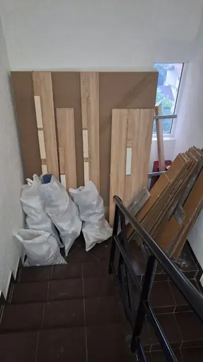 Džakovi i stvari spremni kod stepeništa