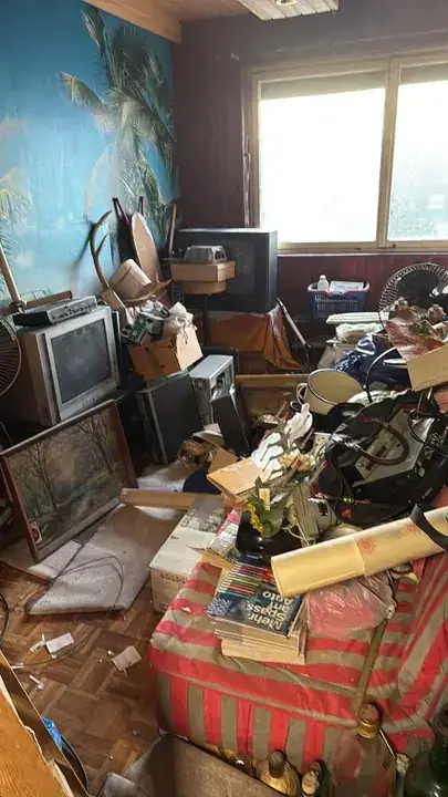Stari nameštaj iznet u dvorište za utovar