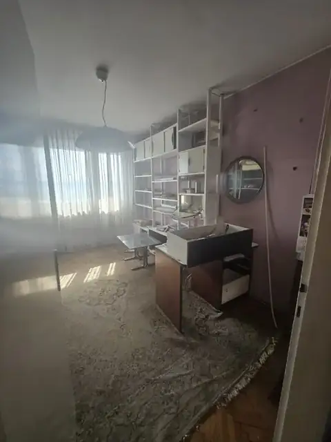 Oslobađanje dnevne sobe i priprema stvari za iznošenje
