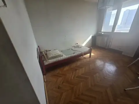 Soba sa nameštajem spremnim za iznošenje i odvoz