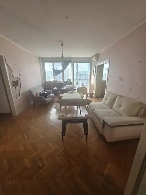 Dnevna soba pre odnošenja nameštaja i odvoza stvari
