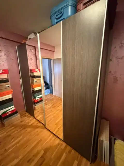 Plakar i stvari iz sobe pre iznošenja