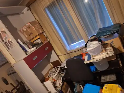 Krevet i stvari u sobi pre odnošenja nameštaja