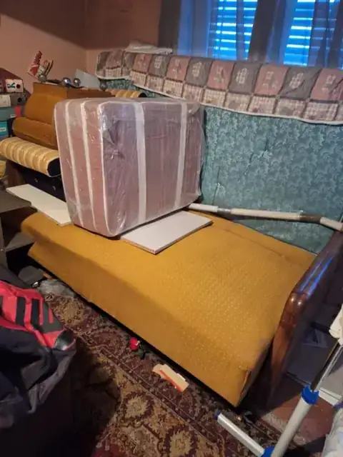 Sto i stolice pripremljeni za odvoz
