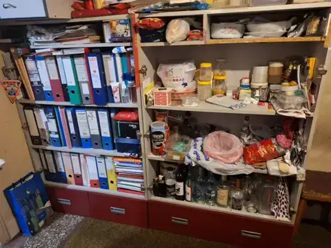 Stolice pripremljene za iznošenje iz stana