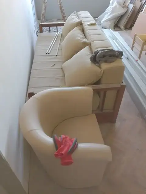 Stari ramovi i delovi spremni za iznošenje