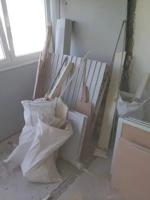 Kauč i stvari iz sobe pre odnošenja nameštaja