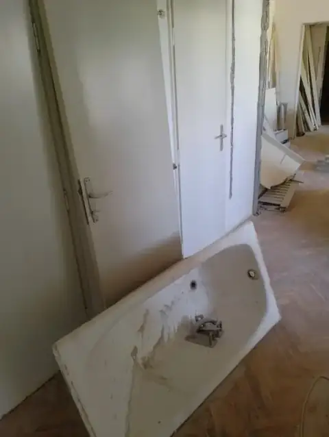Sanitarije i kabasti otpad spremni za odnošenje