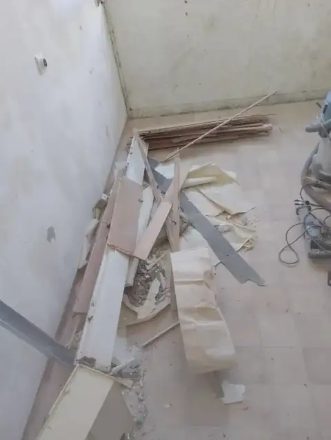 Veliki plakar pre demontaže i odnošenja