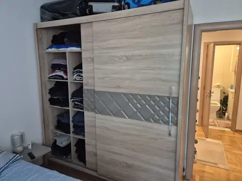 Plakar otvoren pre demontaže i iznošenja