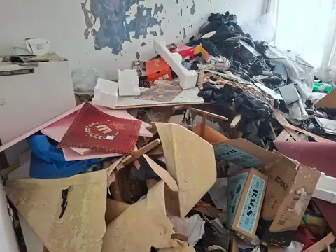 Zatrpana prostorija pre kompletnog raščišćavanja
