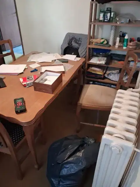 Kabasti predmeti pripremljeni ispred objekta
