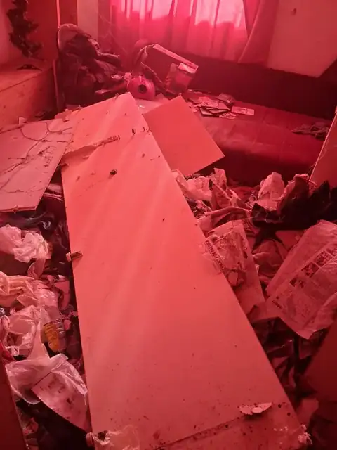 Nameštaj i stvari pripremljeni uz zid